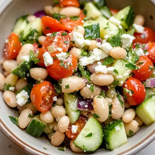 Griechischer Bohnensalat mit weißen Bohnen und Feta
